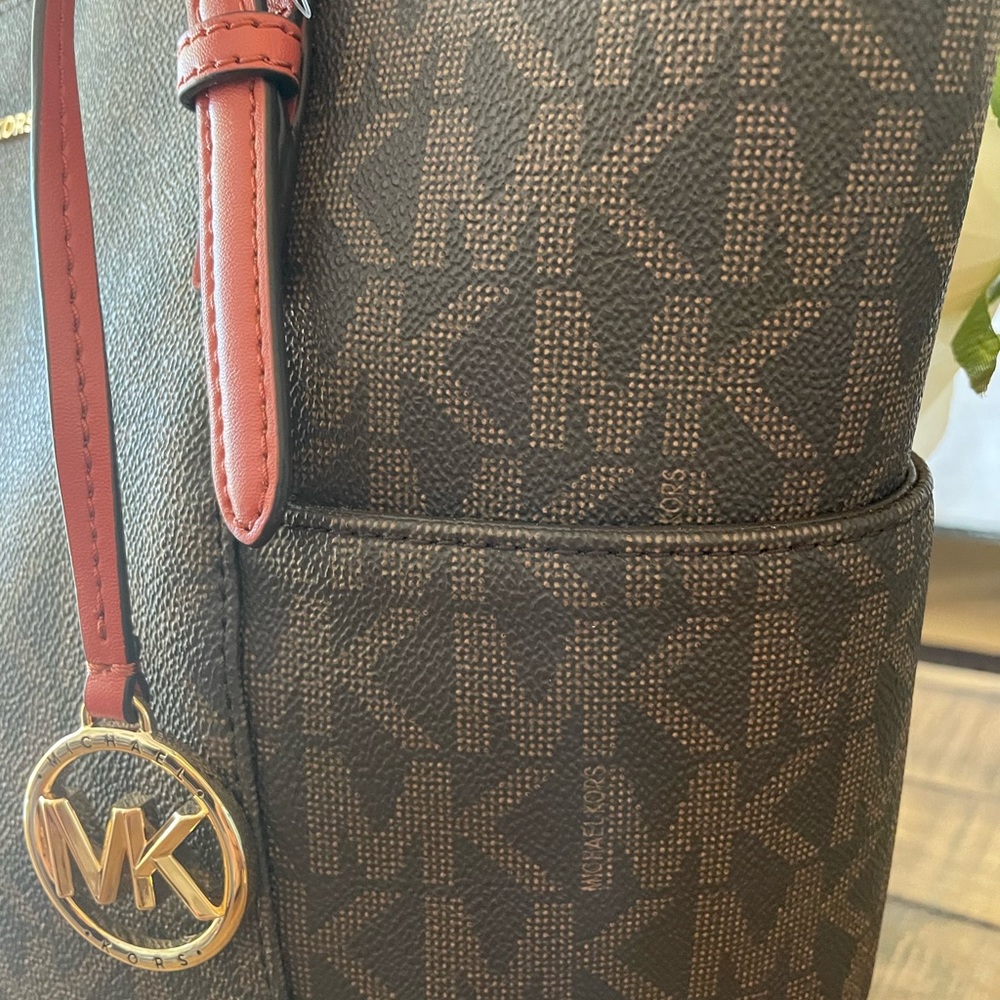 SOLD-MICHAEL Michael Kors Jet Set Charm - Picture 13 of 15